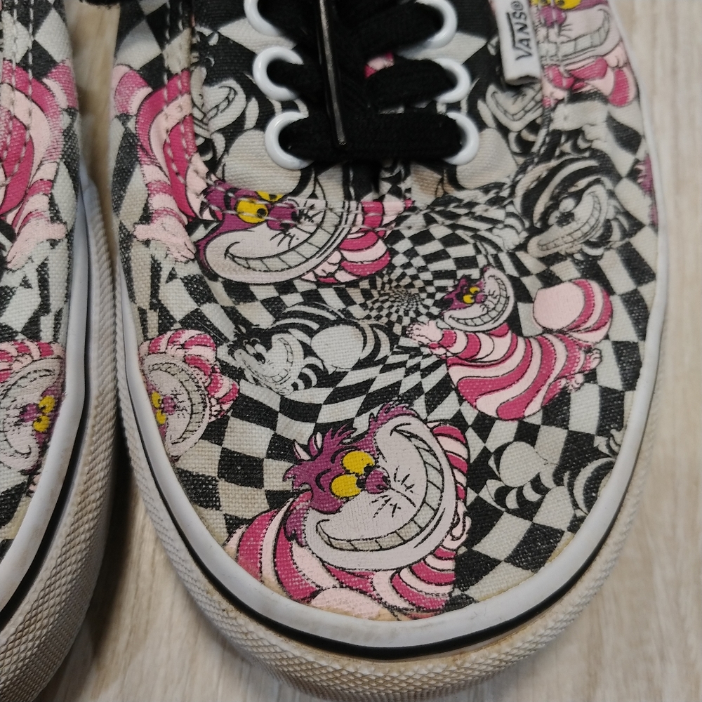 Vans x Disney
Cheshire Cat print low top sneakers